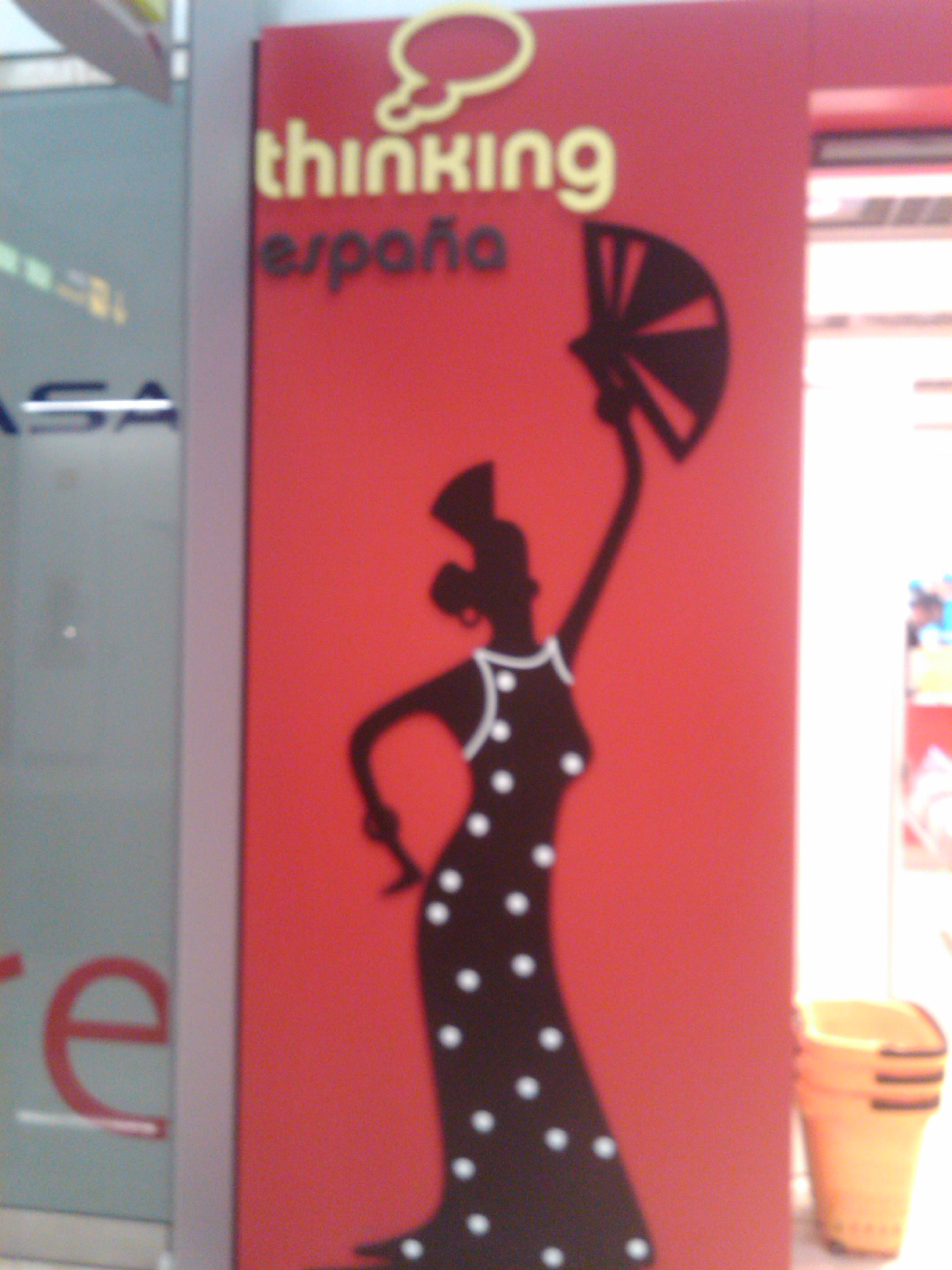 Logo de la tienda "Thinking España" en la T4 de Barajas (Pedro J. Oiarzabal)