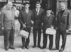 Xalbador y Mattin en camino hacia San Francisco, 1960. De izquierda a derecha: André Ospital, Xalbador, Michel Labéguerie, Mattin y Charles Iriart (Cortesía de la Colección Urazandi de San Francisco).